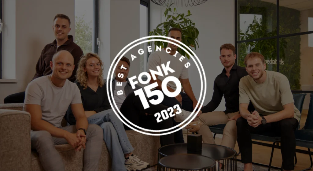 Zes mensen zitten samen op bank en stoelen in lichte kantoorruimte met planten en logo best agencies fonk 150 2023