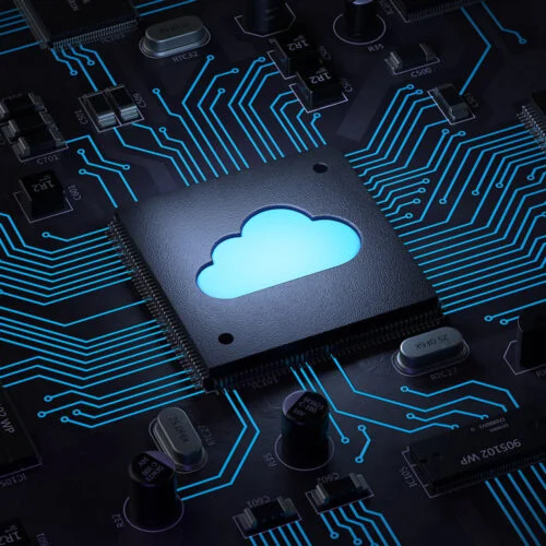 Close-up van een computerchip met een blauw oplichtend cloudsymbool en elektronische componenten op een donker circuitpatroon