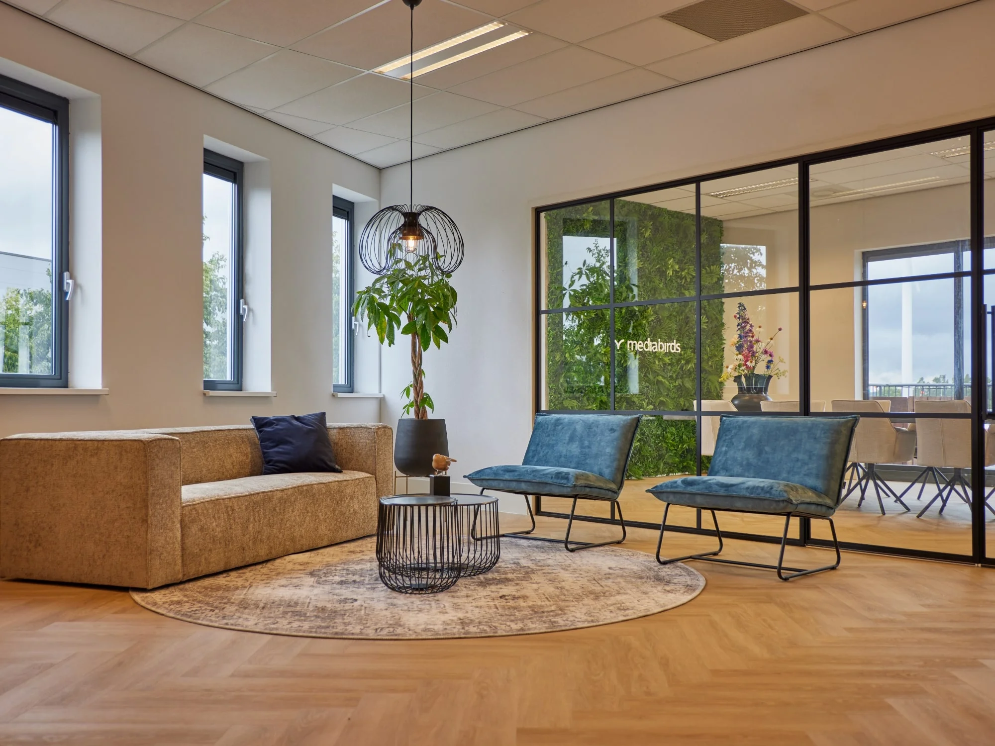 entrance-mediabirds-office