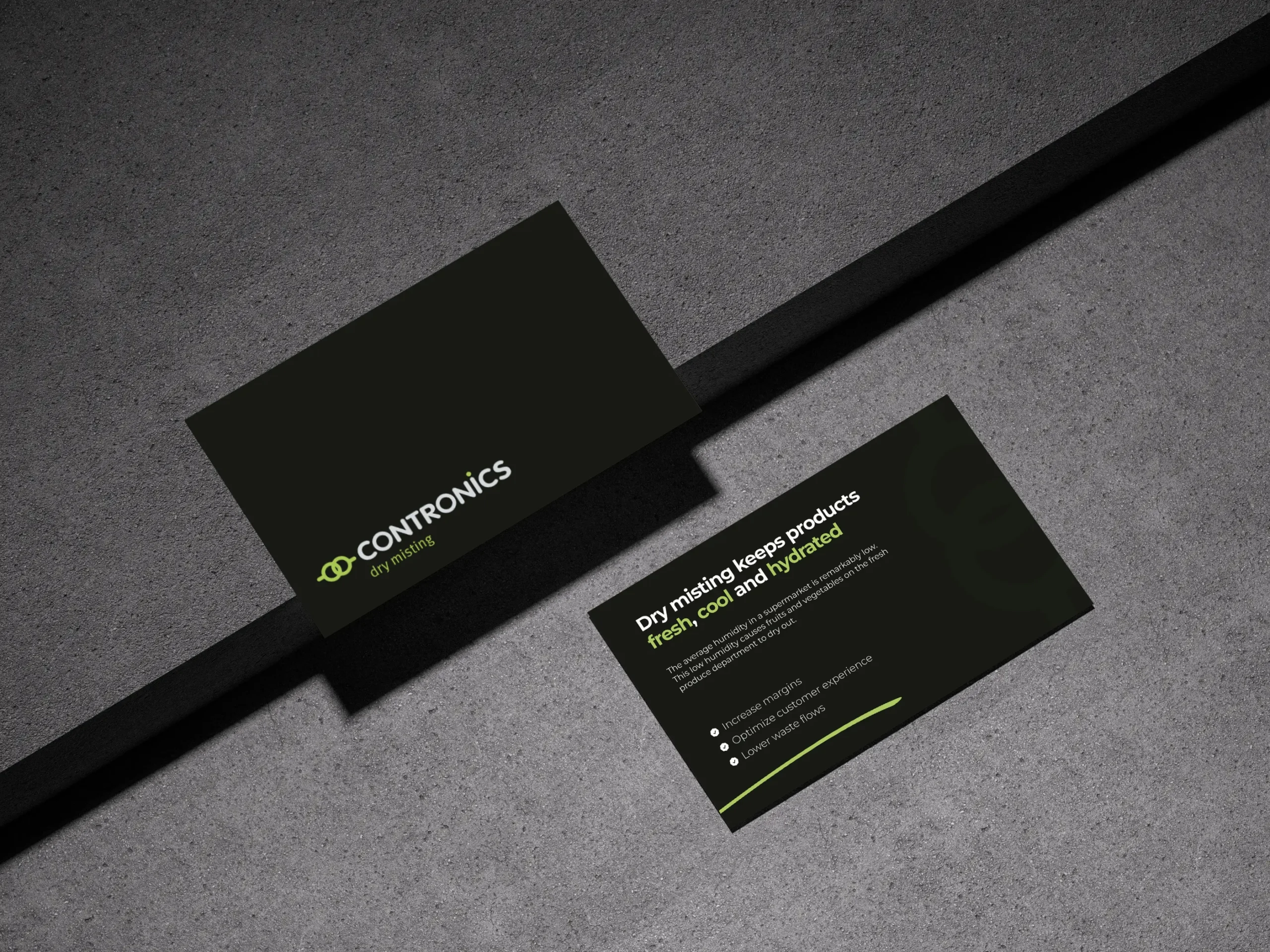 Een moderne kantoorruimte met bureaus, computers en grote ramen die natuurlijk licht binnenlaten