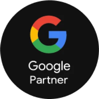 Laptop en notitieboek op een houten bureau met een kop koffie en een plant op de achtergrond