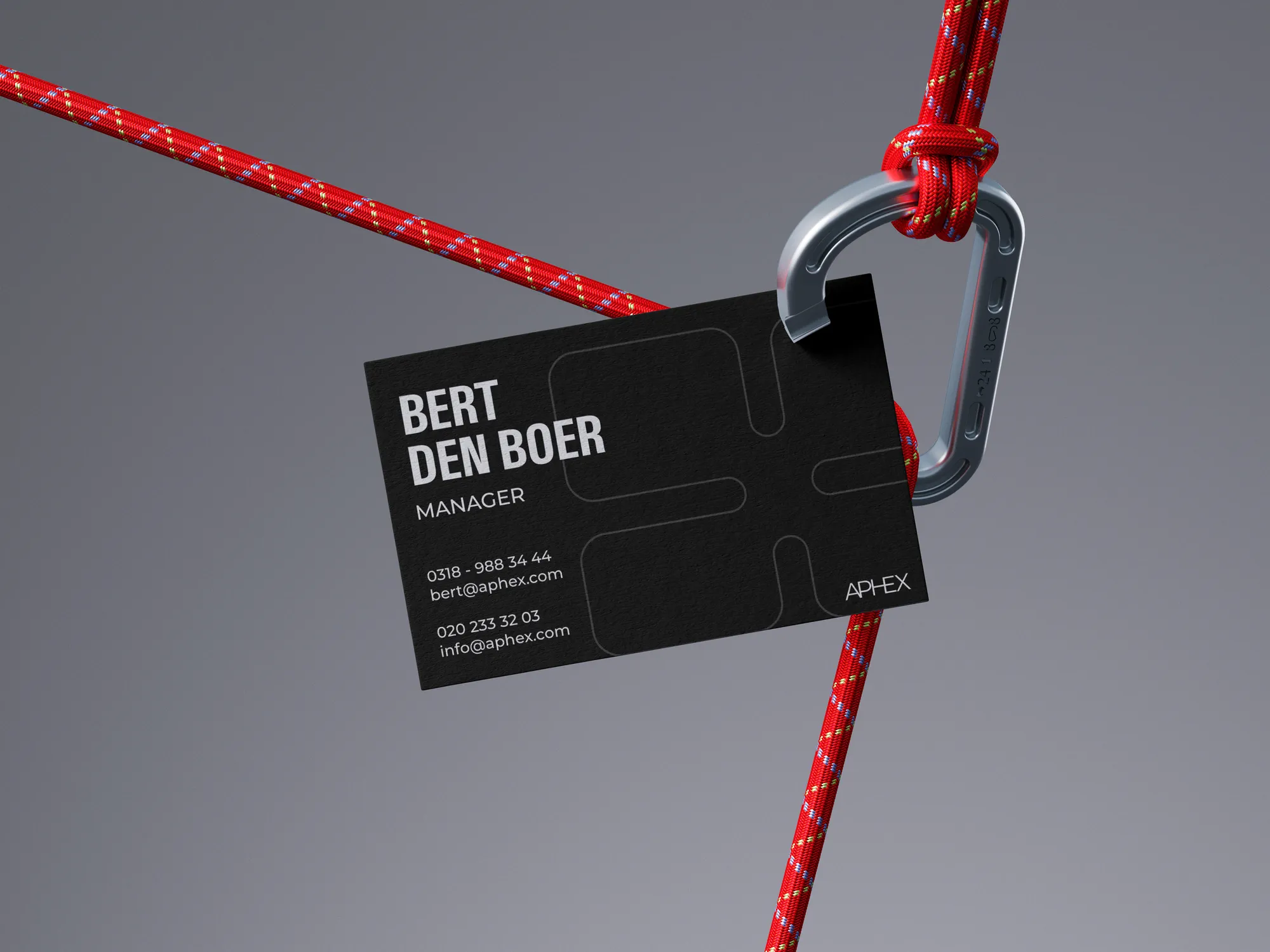 Zwart visitekaartje met naam Bert den Boer, Manager, hangend aan metalen karabijnhaak en rood touw