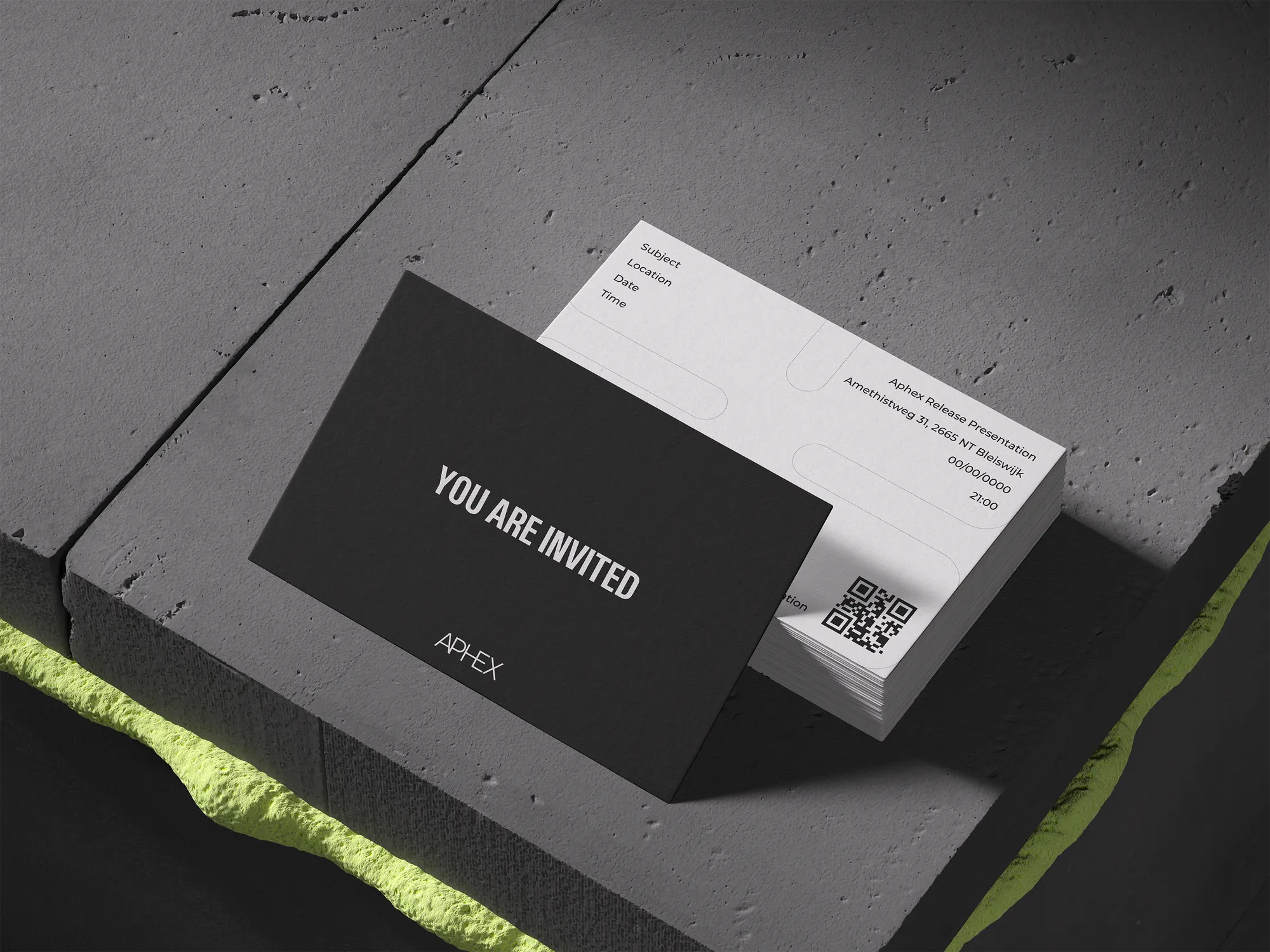 Zwarte uitnodiging met witte tekst 'YOU ARE INVITED' naast witte visitekaartjes met evenementdetails op grijze ruwe achtergrond.