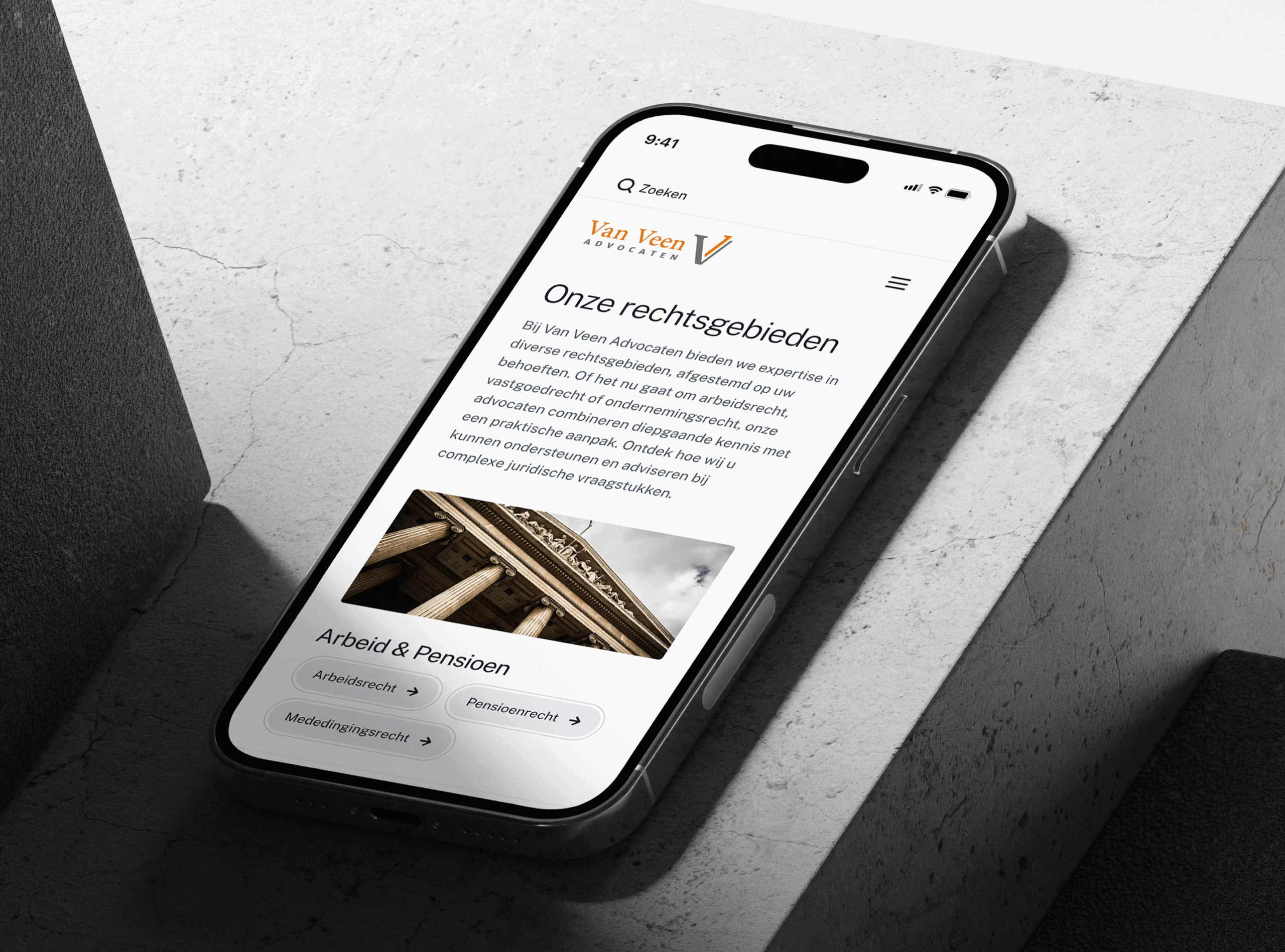 Smartphone op lichtgrijze betonnen ondergrond met website Van Veen Advocaten over arbeidsrecht en pensioenrecht