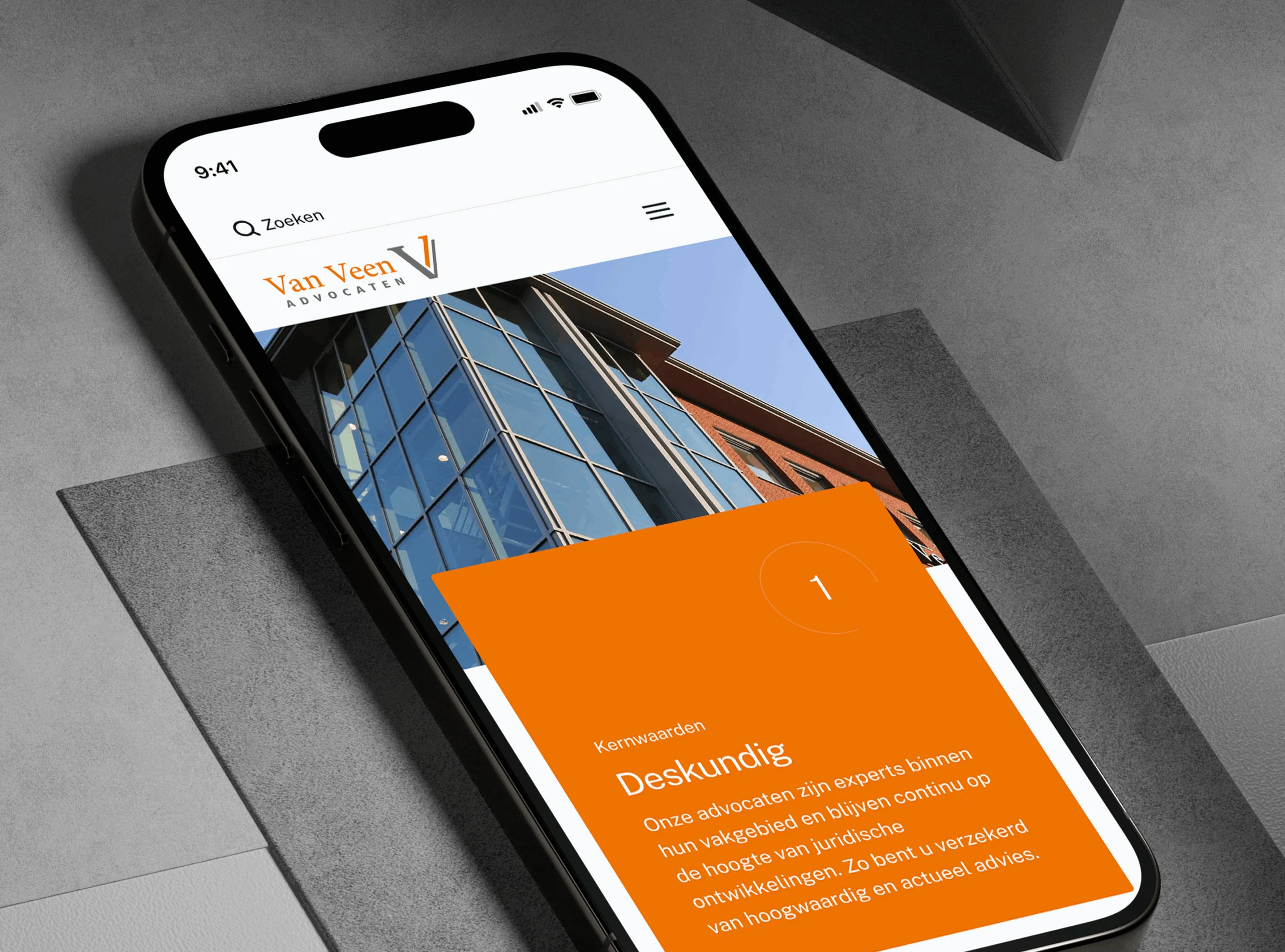 Smartphone met webpagina van Van Veen Advocaten met afbeelding van modern gebouw en oranje vak Kernwaarden