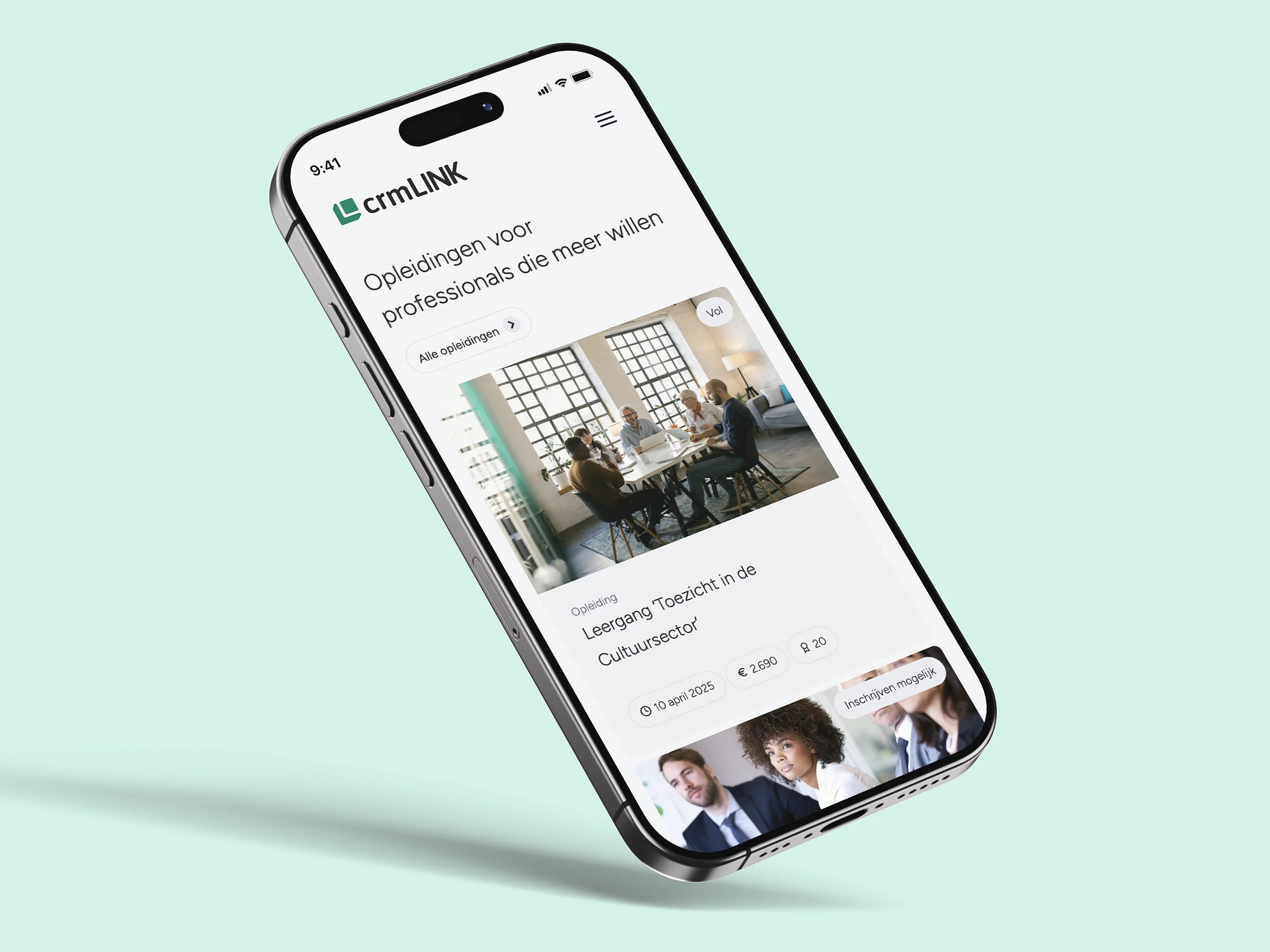 Smartphone met een lichtgroene achtergrond toont de crmLINK website interface over opleidingen voor professionals