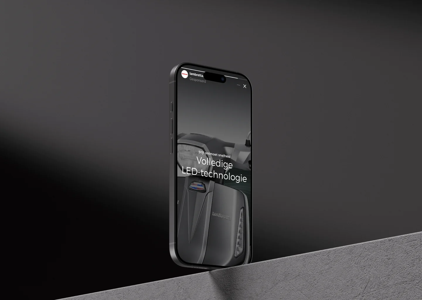 Smartphone schuin op lichte, textuurrijke steen met schermtekst over LED-technologie en stijl