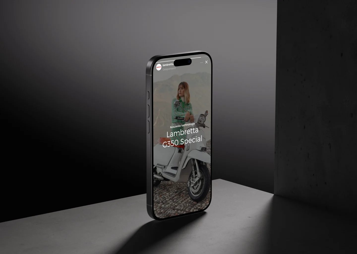 Smartphone op tafel toont vrouw op witte Lambretta G350 Special scooter met bergachtergrond